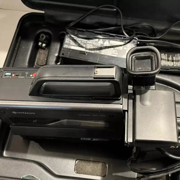 Hitachi Camcorder VHS VM-3000A with Case Charger Cords, Untested - Picture 6 of 11
